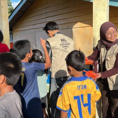 Mahasiswa KKL 2026 Prodi HES Berbagi Takjil, Pererat Silaturahmi dengan Warga Kampung Bugis